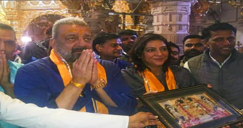 बहन प्रिया के साथ सांवलिया जी के दर्शन करने पहुंचे Sanjay Dutt, फैंस ने कहा- खलनायक आ गया बहन प्रिया के साथ सांवलिया जी के दर्शन करने पहुंचे Sanjay Dutt, फैंस ने कहा- खलनायक आ गया